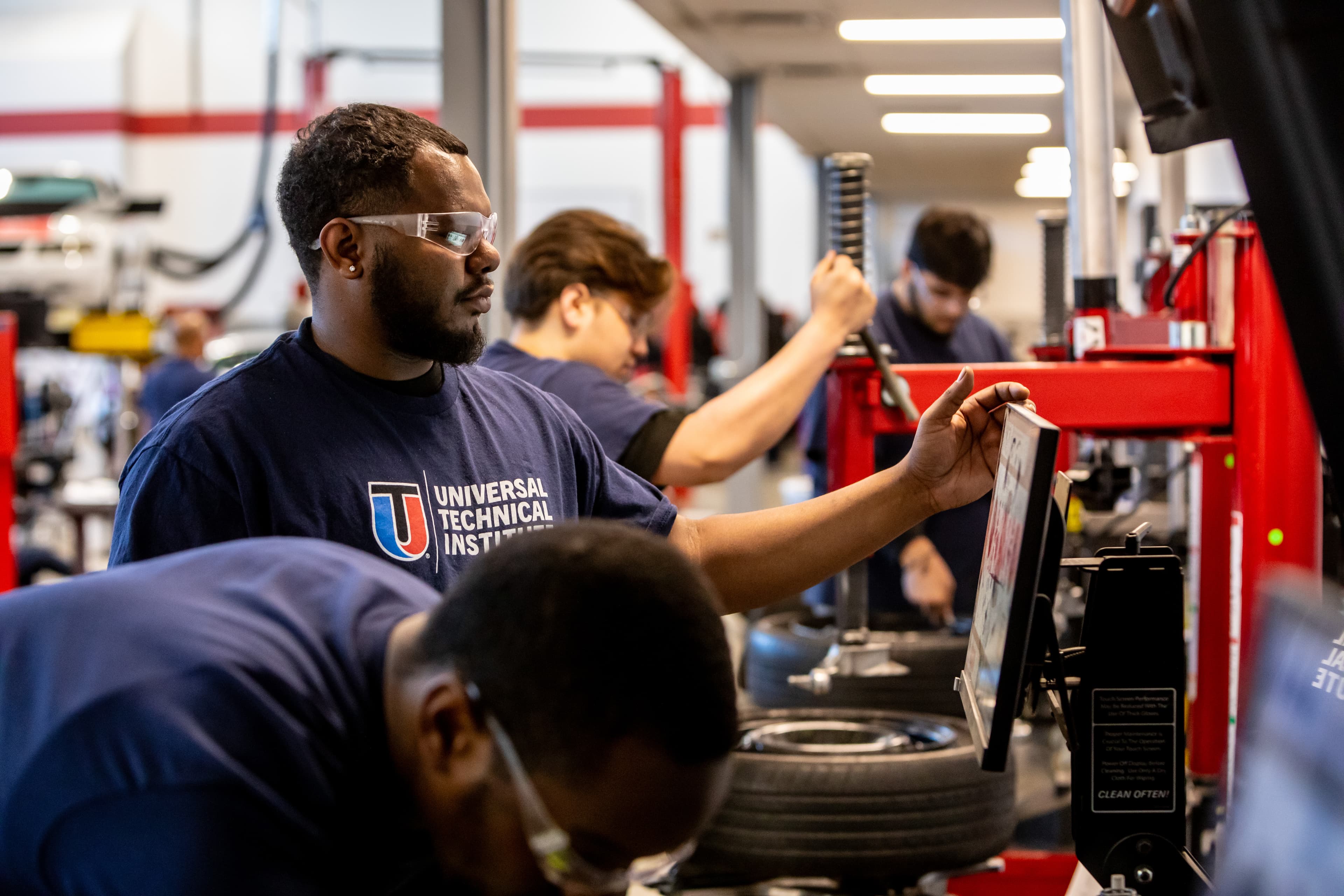 Wheel Alignment vs. Balancing: What’s the Difference? When Are They Used?
